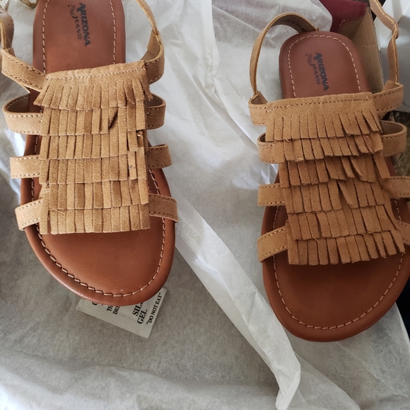 Girl's tan sandle with fringes - Picture 2 of 5